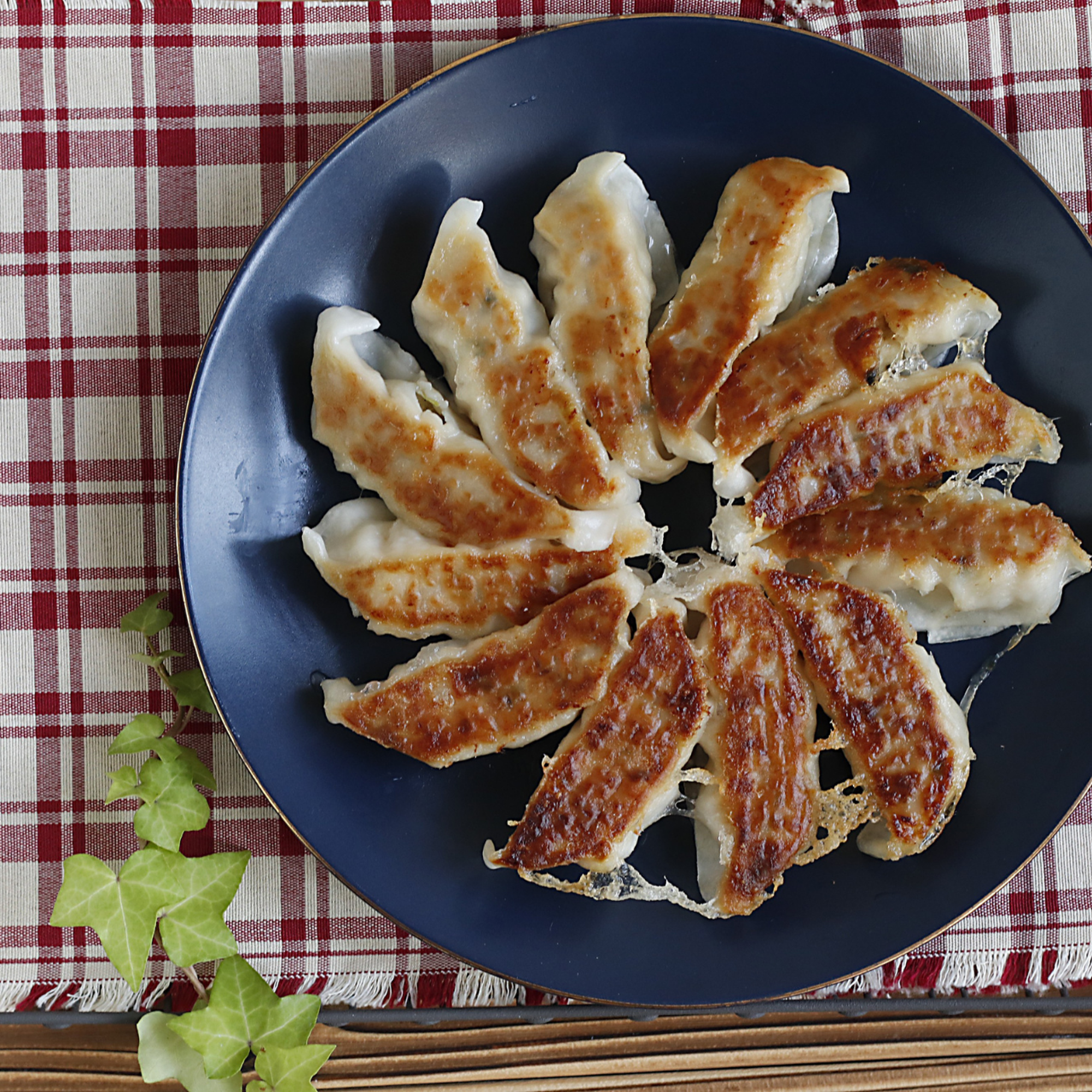 美味安心 和豚もち豚うす皮シャキシャキ餃子 16個